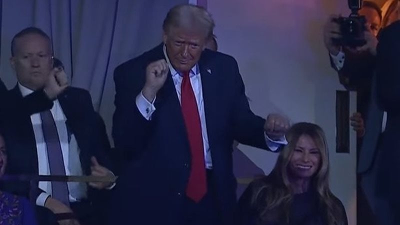 ترامب يرقص في قرعة
