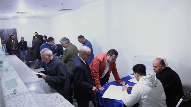 توافد المحامون للتصويت