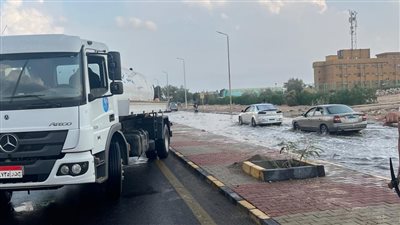 إعلان حالة الطوارئ.. الدفع بسيارات لشفط مياه الأمطار بالغردقة
