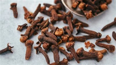 فوائد ماء القرنفل هل يساعد حقا في ضبط السكر ومحاربة الالتهابات؟ 	