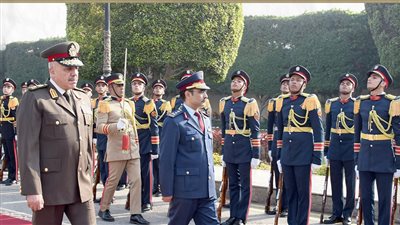 في مراسم رسمية.. الفريق أحمد خليفة يستقب رئيس أركان القوات المسلحة القطرية