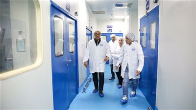 وزير قطاع الأعمال العام يتفقد شركة ممفيس للأدوية لمتابعة سير العمل والإنتاج