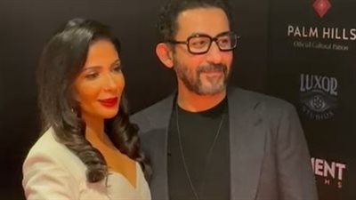 أحمد حلمي يساند زوجته منى زكي في العرض الخاص لفيلم الست |صور