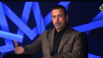 مصطفى حسني يشيد بتواضع المتسابق محمد محمد كامل: درس عملي في الإنفاق والخلق