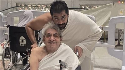  أحمد فلوكس يصطحب والده فاروق فلوكس لأداء مناسك العمرة