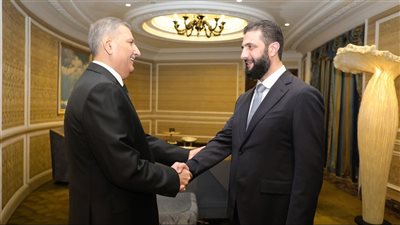 أحمد الشرع يلتقي برئيس وزراء سوريا الأسبق رياض حجاب في الدوحة