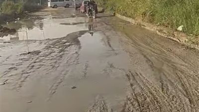 معاناة يومية في حي الجناين.. غرق الطريق يعرقل الحركة ويهدد السيارات