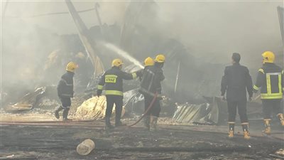 4 سيارات مطافي.. الحماية المدنية تتدخل لإخماد حريق مخزن موكيت بالبراجيل | صور