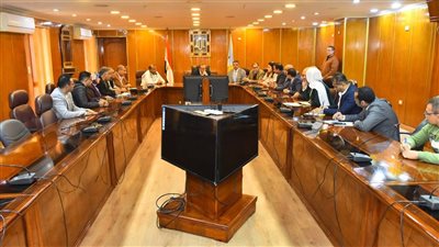 محافظ أسيوط يناقش مع المجلس التصديري تعزيز صادرات النباتات الطبية والعطرية ودع