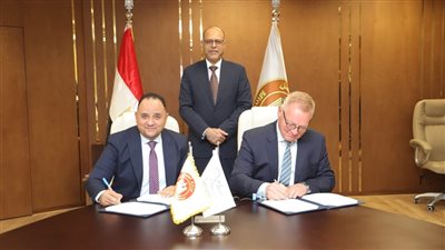 وزير العمل يشهد تجديد اتفاقية تحفظ حقوق 2075 عاملاً بشركة قناة السويس للحاويات