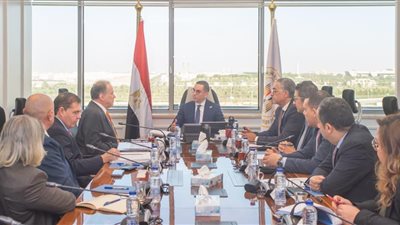 وزير الاستثمار يبحث مع 