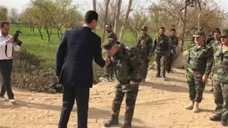 قائد بالجيش السوري يقبل يد بشار الأسد