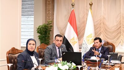 تنفيذًا لتوجيهات الرئيس.. وزير الشباب والرياضة يعقد اجتماع لتغذية الرياضيين 