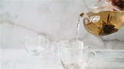 فوائد الشاي الأبيض .. سر المزاج الهادئ والرشاقة الطبيعية 	