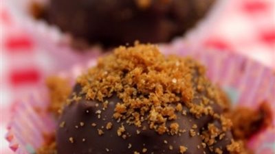 كرات اللوتس بالشوكولاتة حلوى سريعة ولذيذة بخطوات بسيطة 	