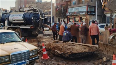 أدى لتكدس مروري.. استمرار أعمال إصلاح كسر ماسورة مياة بشارع البحر الأعظم|صور