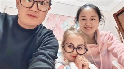 زوجان صينيان ينجبان طفلة شقراء العينين.. ما القصة؟