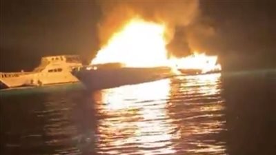 بدون ركاب.. حريق هائل يلتهم لنش سياحي  وفلوكة خلال رسوهما على مرسى بالغردقة