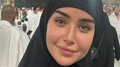 بعد أيام على حضورها مهرجان البحر الأحمر .. هنا الزاهد تؤدي مناسك العمرة