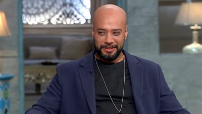 «حمايا بكى لما اتجوزت».. حاتم صلاح يكشف كواليس فرحه مع أصدقائه المقربين|فيديو 