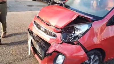 السيارة اتدمرت.. تفاصيل تصادم أتوبيس مدرسة خاصة بـ«ملاكي» في القاهرة الجديدة