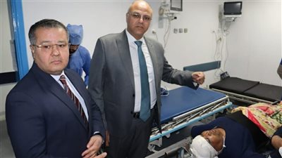 محافظ القليوبية يزور مصاب انهيار الشدة الخشبية بكفر الجزار ويطمئن على المصابين