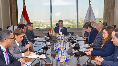 وزير التموين يبحث تطوير البنية التحتية لتخزين الحبوب مع شركة بلومبرج جرين