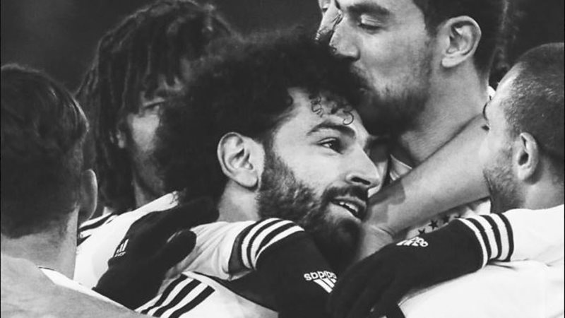 كوكا ومحمد صلاح بقميص