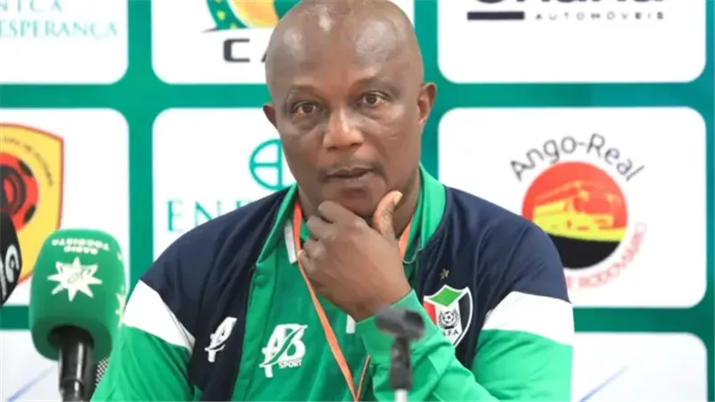 أبياه مدرب منتخب