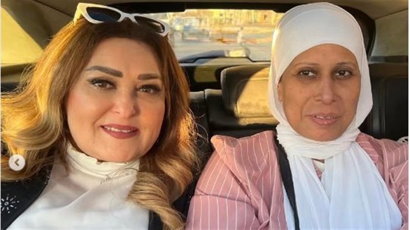 نهال عنبر وصديقتها