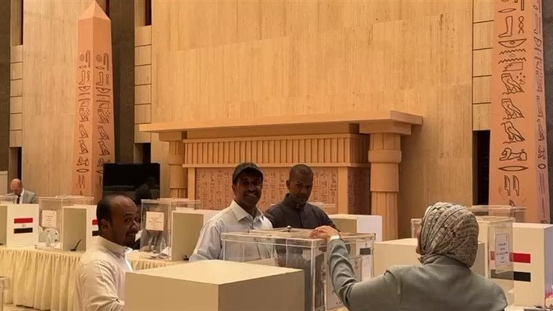  توافد الناخبين بالسفارة