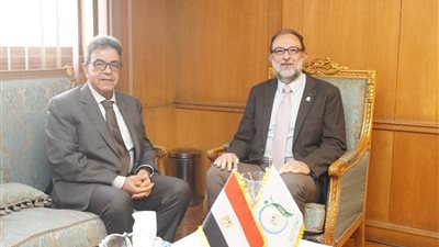 رئيس هيئة سلامة الغذاء يبحث مع نقيب الأطباء البيطريين تعزيز التعاون