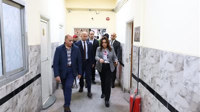 وزيرة التنمية المحلية تُقيل رئيس حي النزهة بالقاهرة بسبب التقصير