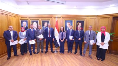 وزيرة التضامن تكرم قطاعي التركات الشاغرة والعقارات والشؤون القانونية ببنك ناصر