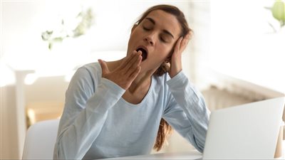 النعاس المفاجئ.. الأسباب الخفية وطرق التخلص منه بدون منبهات قوية