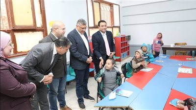 محافظ الجيزة يتابع انتظام العملية التعليمية بمدرسة أسكر الابتدائية بمركز الصف