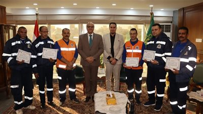 محافظ القليوبية يكرم أطقم إسعاف أعادت مشغولات ذهبية تتخطى مليون جنيه لأصحابها