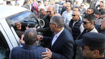 محافظ الجيزة يتابع سير العمل بموقف السرفيس الحضاري بالصف