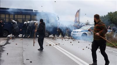 اشتباكات عنيفة وإغلاق مطارات في اليونان بسبب فضيحة اختلاس مع الاتحاد الأوروبي 