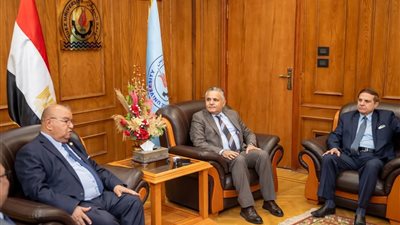 ضمت نخبة من الخبراء.. رئيس جامعة السويس يستقبل لجنة قطاع الدراسات الاعلامية