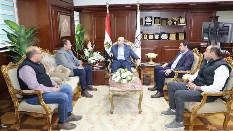 جانب من لقاء محافظ