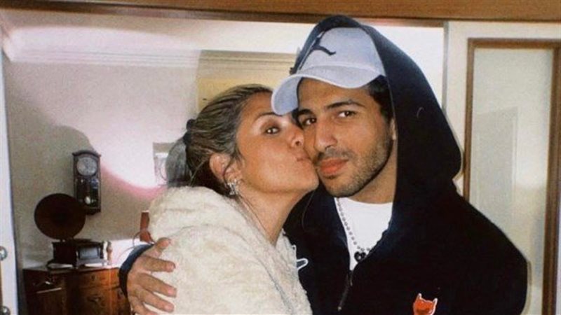 محمود ياسين مع والدته