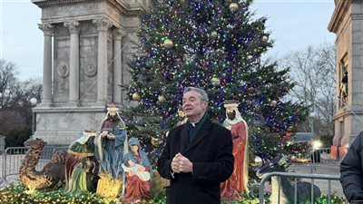 كنيسة بروكلين تحتفل بإضاءة شجرة الميلاد ومهد المسيح 