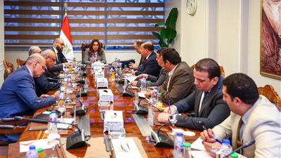 وزيرة التنمية المحلية تبحث مع قيادات وزارة الاتصالات عددًا من الملفات 