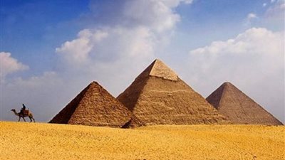 معاريف: باحثون إيطاليون يزعمون وجود هياكل عملاقة مخفية تحت أهرامات الجيزة