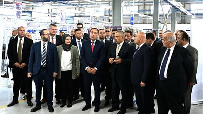 رئيس الوزراء يتفقد عددا من أقسام مصنع «ليوني مصر» بمدينة بدر