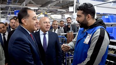 أحد العاملين بمصنع 