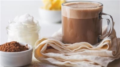 طريقة تحضير مشروب الشوكولاتة الساخنة الشهي اللذيذ في الشتاء 	