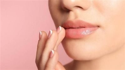 	6 طرق طبيعية لعلاج جفاف الشفاه في الشتاء بدون أي تكلفة 	