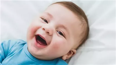 دراسة حديثة: ابتسامة الرضيع تشير إلي الحب وليست حركة عشوائية 